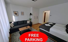 S15 Studio Apartment Free Parking